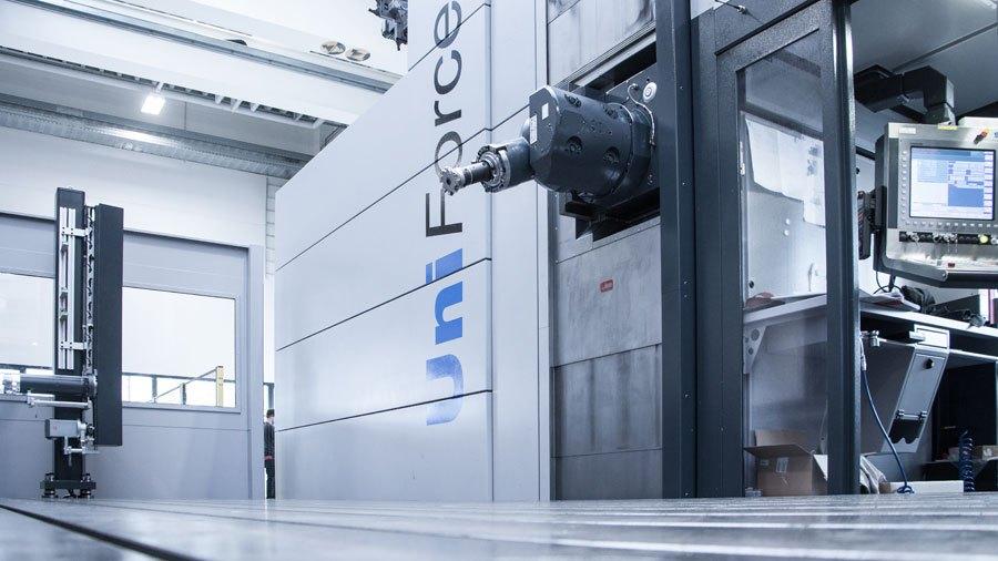 Uniforce 4000 travelling column machine