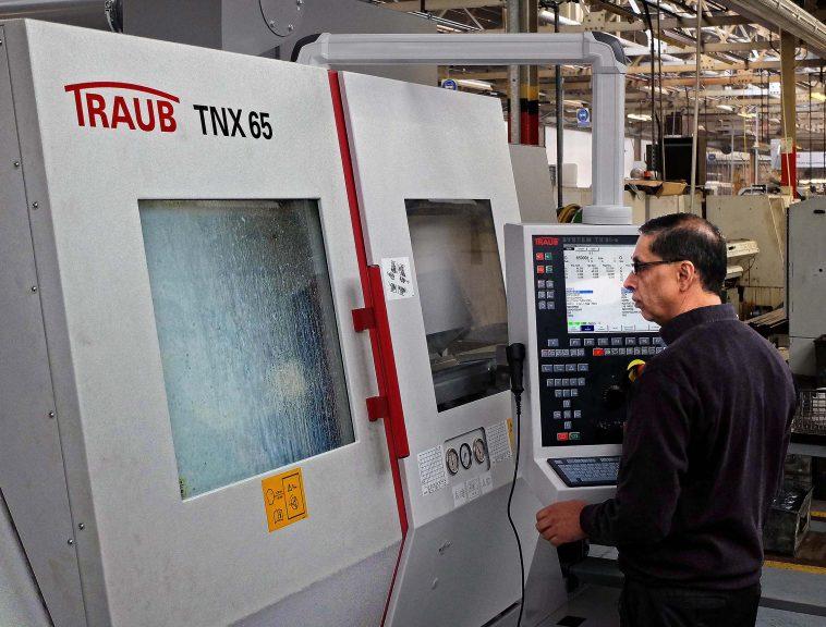 Kingsbury employee operating Traub TNX 65