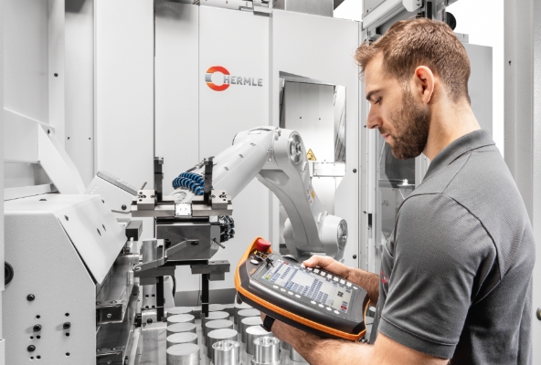 Operative using Hermle Automation Control System