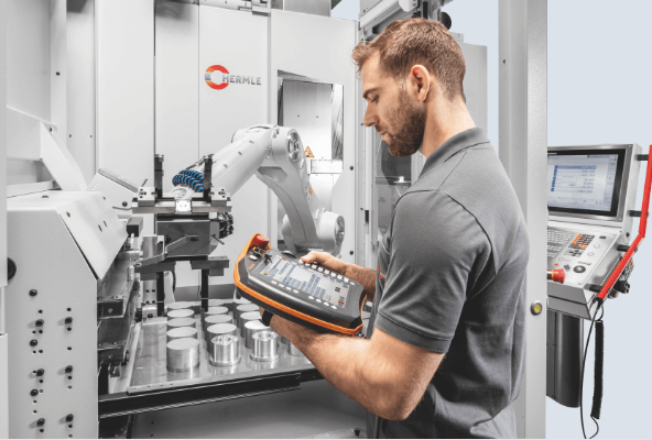 Operative using Hermle Automation Control System