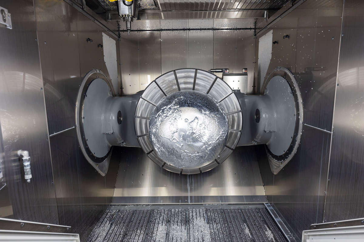 Hermle machine machining a component