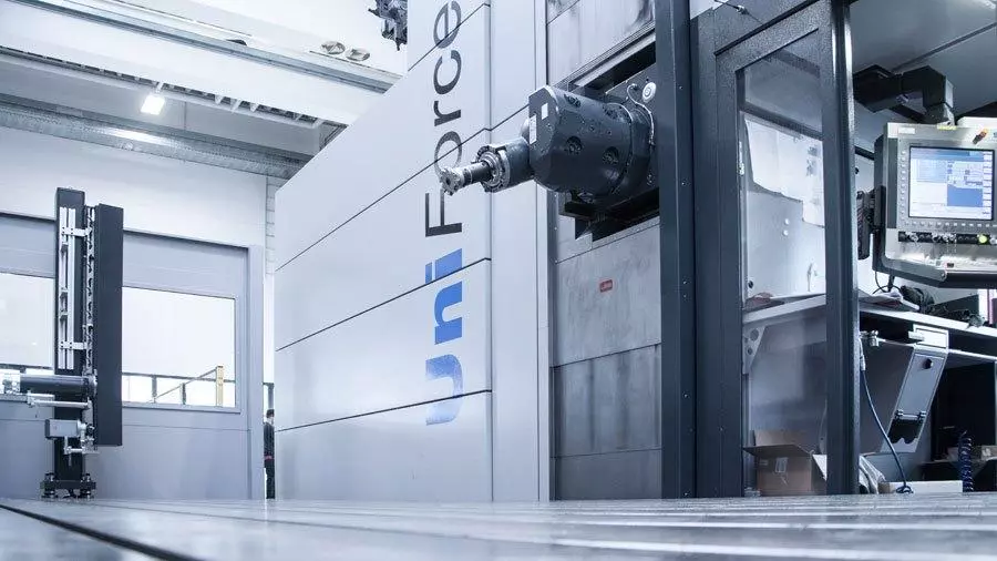 Uniforce 4000 travelling column machine