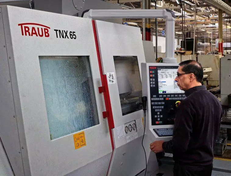 Kingsbury employee operating Traub TNX 65