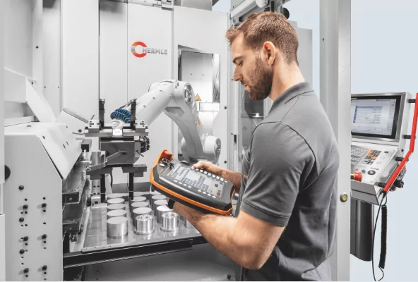 Operative using Hermle Automation Control System