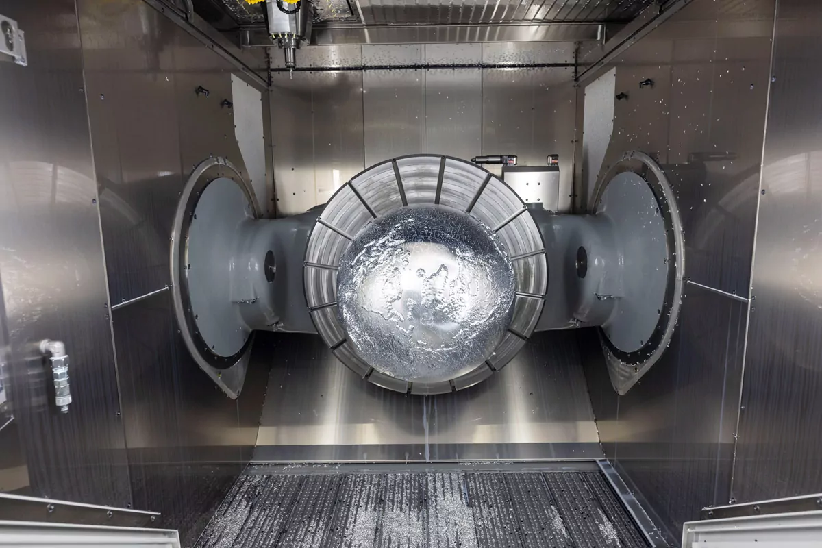 Hermle machine machining a component